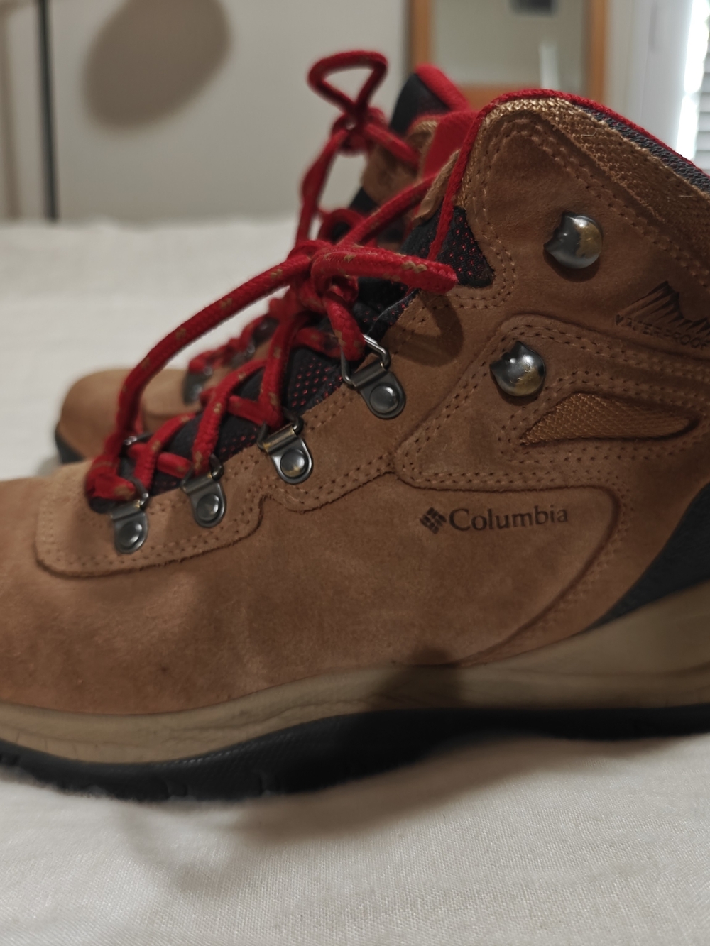 Columbia Womens Brown Suede Hiking Boots with Red Laces